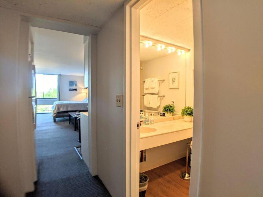Cute Cedar Lodge Studio With Balcony & Lake Views! Laconia Exterior foto